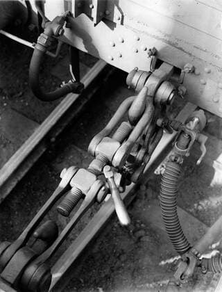 Poll photo collection. Reporting Dutch Railways. Link between a locomotive and a wagon. 1932. Amsterdam, Noord-Holland Copyright: xpiemagsx pienatarchpart630102021-21975 !ACHTUNG AUFNAHMEDATUM GESCHÄTZT!