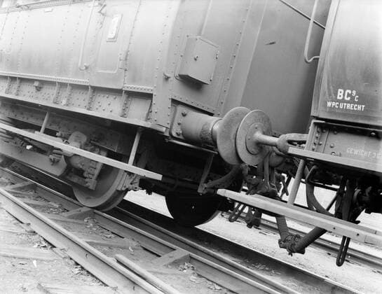 Poll photo collection. Reporting Dutch Railways. Link and buffers between two wagons. 1932. Amsterdam, Noord-Holland Copyright: xpiemagsx pienatarchpart630102021-21976 !ACHTUNG AUFNAHMEDATUM GESCHÄTZT!