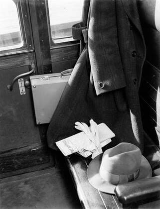 Poll photo collection. Reporting Dutch Railways. Interior of a train coupe: hanged jacket, hat, gloves, newspaper, suitcase and sofas. 1932. Amsterdam, Noord-Holland Copyright: xpiemagsx pienatarchpart630102021-21979 !ACHTUNG AUFNAHMEDATUM GESCHÄTZT!