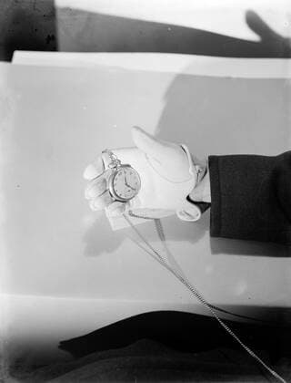 Poll photo collection. Reporting Dutch Railways. Gloved hand with pocket watch to a chain. 1932. Amsterdam, Noord-Holland Copyright: xpiemagsx pienatarchpart630102021-21980 !ACHTUNG AUFNAHMEDATUM GESCHÄTZT!