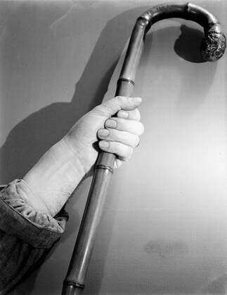 Poll photo collection. Reporting Dutch Railways. Hand holds walking stick. 1932 Copyright: xpiemagsx pienatarchpart630102021-21983 !ACHTUNG AUFNAHMEDATUM GESCHÄTZT!