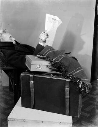 Poll photo collection. Reporting Dutch Railways. Waiting traveler with luggage reads the newspaper (new Rotterdamse Courant) in armchair. 1932 Copyright: xpiemagsx pienatarchpart630102021-21986 !ACHTUNG AUFNAHMEDATUM GESCHÄTZT!