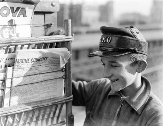 Poll photo collection. Reporting Dutch Railways. Young magazines seller of the AKO with mobile kiosk. 1932. Amsterdam, Noord-Holland Copyright: xpiemagsx pienatarchpart630102021-21989 !ACHTUNG AUFNAHMEDATUM GESCHÄTZT!