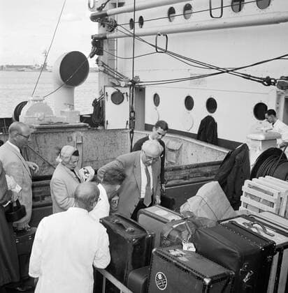 Poll photo collection. Netherlands Antilles and Suriname at the time of the Royal Visit of Queen Juliana and Prince Bernhard in 1955. Passengers, including Willem van de Poll, check on board the nestor in the port of Willemstad De on board checked luggage. 1955. Curacao, Willemstad Copyright: xpiemagsx pienatarchpart630102021-22594 !ACHTUNG AUFNAHMEDATUM GESCHÄTZT!