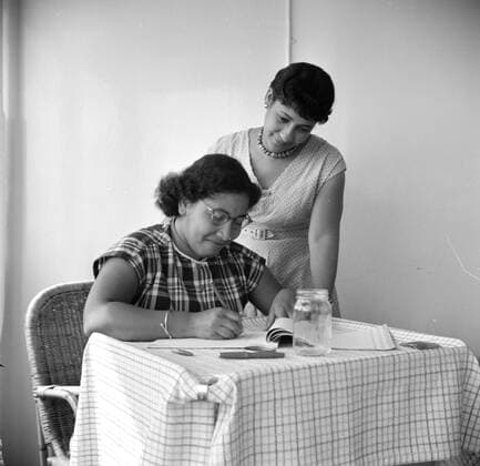Poll photo collection. Netherlands Antilles and Suriname at the time of the royal visit of Queen Juliana and Prince Bernhard in 1955. Mrs. Snijders write down bottle post on board the MS. Nestor on the way to Suriname. October 1, 1955 Copyright: xpiemagsx pienatarchpart630102021-22983 !ACHTUNG AUFNAHMEDATUM GESCHÄTZT!