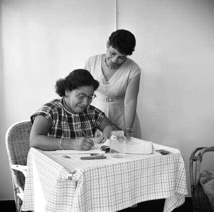 Poll photo collection. Netherlands Antilles and Suriname at the time of the royal visit of Queen Juliana and Prince Bernhard in 1955. Mrs. Snijders write down bottle post on board the MS. Nestor on the way to Suriname. October 1, 1955 Copyright: xpiemagsx pienatarchpart630102021-22984 !ACHTUNG AUFNAHMEDATUM GESCHÄTZT!