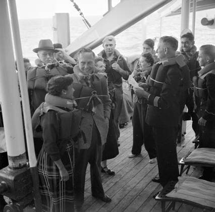 Poll photo collection. Netherlands Antilles and Suriname at the time of the royal visit of Queen Juliana and Prince Bernhard in 1955. Company with life jackets aboard the MS. Nestor on the way to Suriname .. October 1, 1955 Copyright: xpiemagsx pienatarchpart630102021-22988 !ACHTUNG AUFNAHMEDATUM GESCHÄTZT!