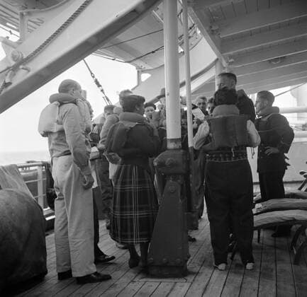 Poll photo collection. Netherlands Antilles and Suriname at the time of the royal visit of Queen Juliana and Prince Bernhard in 1955. Company with life jackets aboard the MS. Nestor on the way to Suriname. October 1, 1955 Copyright: xpiemagsx pienatarchpart630102021-22989 !ACHTUNG AUFNAHMEDATUM GESCHÄTZT!