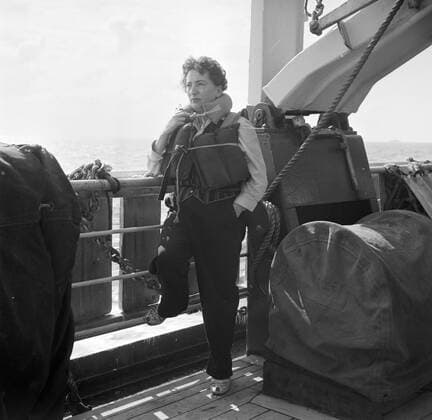 Poll photo collection. Netherlands Antilles and Suriname at the time of the royal visit of Queen Juliana and Prince Bernhard in 1955. Mrs Van de Poll with a life jacket aboard the MS. Nestor on the way to Suriname .. October 1, 1955 Copyright: xpiemagsx pienatarchpart630102021-22990 !ACHTUNG AUFNAHMEDATUM GESCHÄTZT!