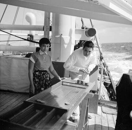 Poll photo collection. Netherlands Antilles and Suriname at the time of the royal visit of Queen Juliana and Prince Bernhard in 1955. Passengers on shufflebits aboard the MS. Nestor on the way to Suriname. October 1, 1955 Copyright: xpiemagsx pienatarchpart630102021-22994 !ACHTUNG AUFNAHMEDATUM GESCHÄTZT!
