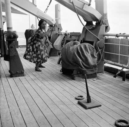 Poll photo collection. Netherlands Antilles and Suriname at the time of the royal visit of Queen Juliana and Prince Bernhard in 1955. Mrs. Snijders on the ringing on board the MS. Nestor on the way to Suriname. October 1, 1955 Copyright: xpiemagsx pienatarchpart630102021-22995 !ACHTUNG AUFNAHMEDATUM GESCHÄTZT!