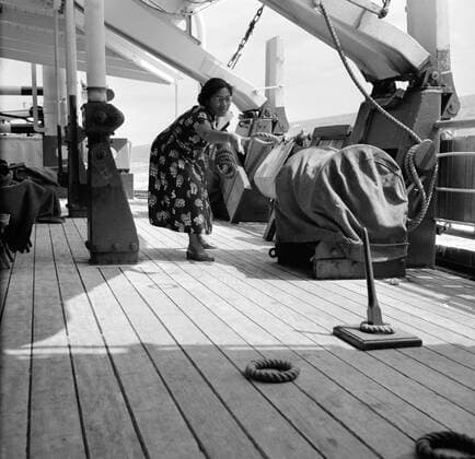 Poll photo collection. Netherlands Antilles and Suriname at the time of the royal visit of Queen Juliana and Prince Bernhard in 1955. Mrs. Snijders on the ringing on board the MS. Nestor on the way to Suriname. October 1, 1955 Copyright: xpiemagsx pienatarchpart630102021-22996 !ACHTUNG AUFNAHMEDATUM GESCHÄTZT!