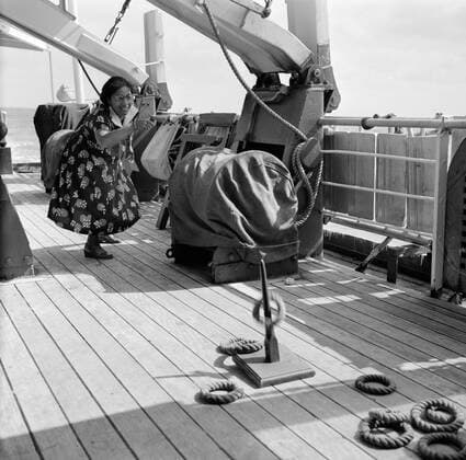 Poll photo collection. Netherlands Antilles and Suriname at the time of the royal visit of Queen Juliana and Prince Bernhard in 1955. Mrs. Snijders on the ringing on board the MS. Nestor on the way to Suriname. October 1, 1955 Copyright: xpiemagsx pienatarchpart630102021-22998 !ACHTUNG AUFNAHMEDATUM GESCHÄTZT!