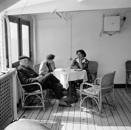 Poll photo collection. Netherlands Antilles and Suriname at the time of the royal visit of Queen Juliana and Prince Bernhard in 1955. Mr. Van Dijk with two women aboard the MS. Nestor on the way to Suriname. October 1, 1955 Copyright: xpiemagsx pienatarchpart630102021-22999 !ACHTUNG AUFNAHMEDATUM GESCHÄTZT!