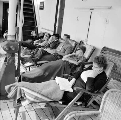 Poll photo collection. Netherlands Antilles and Suriname at the time of the royal visit of Queen Juliana and Prince Bernhard in 1955. Passengers aboard the MS. Nestor on the way to Suriname. October 1, 1955 Copyright: xpiemagsx pienatarchpart630102021-23003 !ACHTUNG AUFNAHMEDATUM GESCHÄTZT!