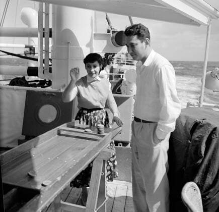Poll photo collection. Netherlands Antilles and Suriname at the time of the royal visit of Queen Juliana and Prince Bernhard in 1955. Passengers on shufflebits aboard the MS. Nestor on the way to Suriname. October 1, 1955 Copyright: xpiemagsx pienatarchpart630102021-23004 !ACHTUNG AUFNAHMEDATUM GESCHÄTZT!