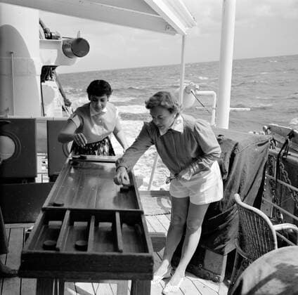 Poll photo collection. Netherlands Antilles and Suriname at the time of the royal visit of Queen Juliana and Prince Bernhard in 1955. Passengers on shufflebits aboard the MS. Nestor on the way to Suriname. October 1, 1955 Copyright: xpiemagsx pienatarchpart630102021-23006 !ACHTUNG AUFNAHMEDATUM GESCHÄTZT!