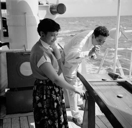 Poll photo collection. Netherlands Antilles and Suriname at the time of the royal visit of Queen Juliana and Prince Bernhard in 1955. Passengers on shufflebits aboard the MS. Nestor on the way to Suriname. October 1, 1955 Copyright: xpiemagsx pienatarchpart630102021-23007 !ACHTUNG AUFNAHMEDATUM GESCHÄTZT!