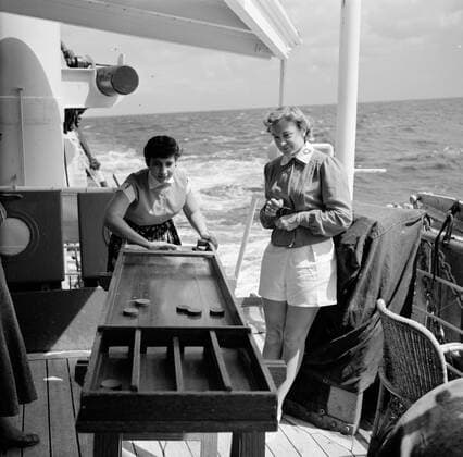 Poll photo collection. Netherlands Antilles and Suriname at the time of the royal visit of Queen Juliana and Prince Bernhard in 1955. Passengers on shufflebits aboard the MS. Nestor on the way to Suriname. October 1, 1955 Copyright: xpiemagsx pienatarchpart630102021-23009 !ACHTUNG AUFNAHMEDATUM GESCHÄTZT!