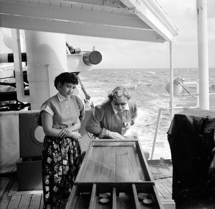 Poll photo collection. Netherlands Antilles and Suriname at the time of the royal visit of Queen Juliana and Prince Bernhard in 1955. Passengers on shufflebits aboard the MS. Nestor on the way to Suriname. October 1, 1955 Copyright: xpiemagsx pienatarchpart630102021-23010 !ACHTUNG AUFNAHMEDATUM GESCHÄTZT!