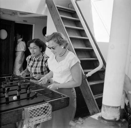 Poll photo collection. Netherlands Antilles and Suriname at the time of the royal visit of Queen Juliana and Prince Bernhard in 1955. Mrs. Snijders and a passenger play table football on board the MS. Nestor on the way to Suriname. October 1, 1955 Copyright: xpiemagsx pienatarchpart630102021-23012 !ACHTUNG AUFNAHMEDATUM GESCHÄTZT!