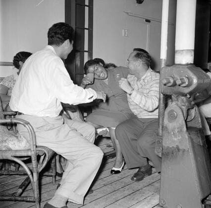 Poll photo collection. Netherlands Antilles and Suriname at the time of the royal visit of Queen Juliana and Prince Bernhard in 1955. Passengers aboard the MS. Nestor on the way to Suriname. In the middle of Mrs. Snijders. October 1, 1955 Copyright: xpiemagsx pienatarchpart630102021-23014 !ACHTUNG AUFNAHMEDATUM GESCHÄTZT!