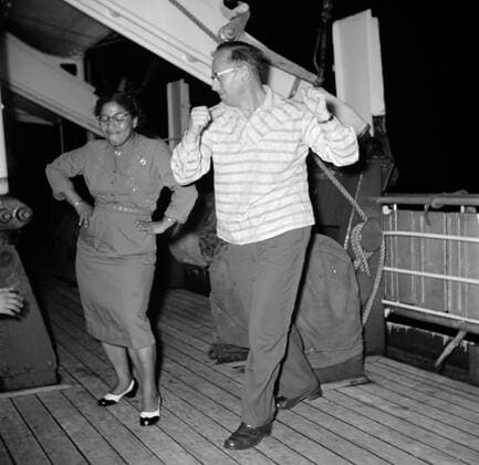 Poll photo collection. Netherlands Antilles and Suriname at the time of the royal visit of Queen Juliana and Prince Bernhard in 1955. Passengers aboard the MS. Nestor on the way to Suriname. Left Mrs. Snijders. October 1, 1955 Copyright: xpiemagsx pienatarchpart630102021-23017 !ACHTUNG AUFNAHMEDATUM GESCHÄTZT!