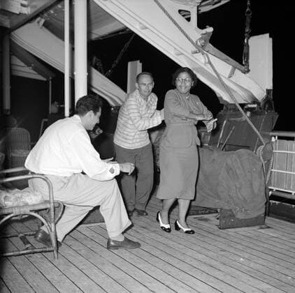 Poll photo collection. Netherlands Antilles and Suriname at the time of the royal visit of Queen Juliana and Prince Bernhard in 1955. Passengers aboard the MS. Nestor on the way to Suriname. On the right Mrs. Snijders. October 1, 1955 Copyright: xpiemagsx pienatarchpart630102021-23018 !ACHTUNG AUFNAHMEDATUM GESCHÄTZT!