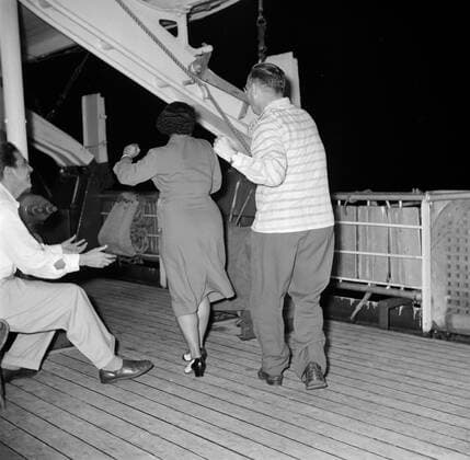Poll photo collection. Netherlands Antilles and Suriname at the time of the royal visit of Queen Juliana and Prince Bernhard in 1955. Passengers aboard the MS. Nestor on the way to Suriname. In the middle of Mrs. Snijders. October 1, 1955 Copyright: xpiemagsx pienatarchpart630102021-23020 !ACHTUNG AUFNAHMEDATUM GESCHÄTZT!