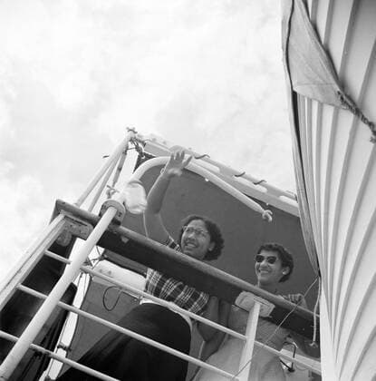 Poll photo collection. Netherlands Antilles and Suriname at the time of the royal visit of Queen Juliana and Prince Bernhard in 1955. Mrs. Snijders cast out bottle post on board the MS. Nestor on the way to Suriname. October 1, 1955 Copyright: xpiemagsx pienatarchpart630102021-23021 !ACHTUNG AUFNAHMEDATUM GESCHÄTZT!