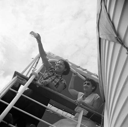 Poll photo collection. Netherlands Antilles and Suriname at the time of the royal visit of Queen Juliana and Prince Bernhard in 1955. Mrs. Snijders cast out bottle post on board the MS. Nestor on the way to Suriname. October 1, 1955 Copyright: xpiemagsx pienatarchpart630102021-23024 !ACHTUNG AUFNAHMEDATUM GESCHÄTZT!