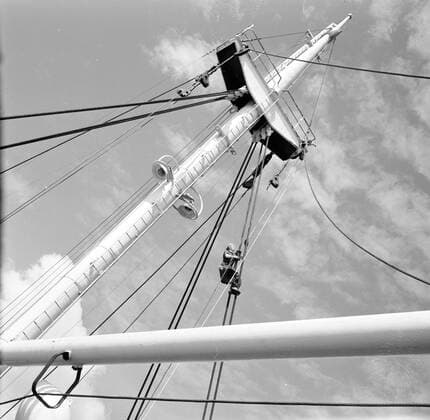 Poll photo collection. Netherlands Antilles and Suriname at the time of the royal visit of Queen Juliana and Prince Bernhard in 1955. Mast of the MS. Nestor on the way to Suriname. October 1, 1955 Copyright: xpiemagsx pienatarchpart630102021-23025 !ACHTUNG AUFNAHMEDATUM GESCHÄTZT!