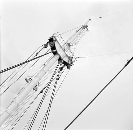 Poll photo collection. Netherlands Antilles and Suriname at the time of the royal visit of Queen Juliana and Prince Bernhard in 1955. The mast of the MS Nestor on the way to Suriname. October 1, 1955 Copyright: xpiemagsx pienatarchpart630102021-23029 !ACHTUNG AUFNAHMEDATUM GESCHÄTZT!