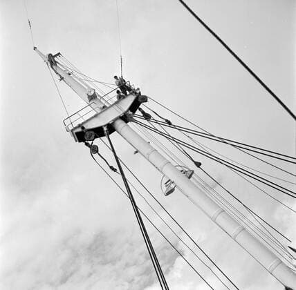 Poll photo collection. Netherlands Antilles and Suriname at the time of the royal visit of Queen Juliana and Prince Bernhard in 1955. The mast of the MS. Nestor on the way to Suriname. October 1, 1955 Copyright: xpiemagsx pienatarchpart630102021-23031 !ACHTUNG AUFNAHMEDATUM GESCHÄTZT!