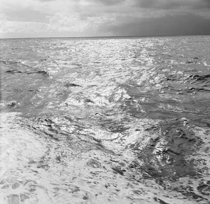 Poll photo collection. Netherlands Antilles and Suriname at the time of the royal visit of Queen Juliana and Prince Bernhard in 1955. The sea from the MS. Nestor on the way to Suriname. October 1, 1955 Copyright: xpiemagsx pienatarchpart630102021-23032 !ACHTUNG AUFNAHMEDATUM GESCHÄTZT!