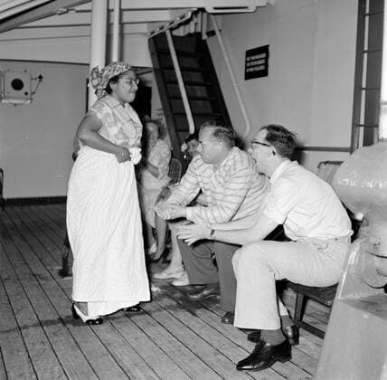 Poll photo collection. Netherlands Antilles and Suriname at the time of the royal visit of Queen Juliana and Prince Bernhard in 1955. Mrs. Snijders dressed as Surinamese dances on the MS. Nestor on the way to Suriname. October 1, 1955 Copyright: xpiemagsx pienatarchpart630102021-23037 !ACHTUNG AUFNAHMEDATUM GESCHÄTZT!