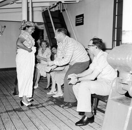 Poll photo collection. Netherlands Antilles and Suriname at the time of the royal visit of Queen Juliana and Prince Bernhard in 1955. Mrs. Snijders dressed as Surinamese dances on the MS. Nestor on the way to Suriname. October 1, 1955 Copyright: xpiemagsx pienatarchpart630102021-23038 !ACHTUNG AUFNAHMEDATUM GESCHÄTZT!