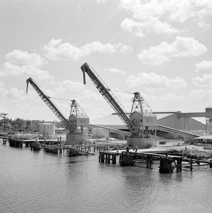 Poll photo collection. Netherlands Antilles and Suriname at the time of the royal visit of Queen Juliana and Prince Bernhard in 1955. The factory of the Billiton Society at the Surinamer River in Suriname, seen from the MS. Nestor. October 1, 1955. Suriname Copyright: xpiemagsx pienatarchpart630102021-23040 !ACHTUNG AUFNAHMEDATUM GESCHÄTZT!