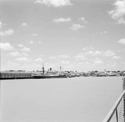 Poll photo collection. Netherlands Antilles and Suriname at the time of the royal visit of Queen Juliana and Prince Bernhard in 1955. Paramaribo to the Surinamer River, seen from the MS. Nestor. October 1, 1955. Paramaribo, Suriname Copyright: xpiemagsx pienatarchpart630102021-23042 !ACHTUNG AUFNAHMEDATUM GESCHÄTZT!