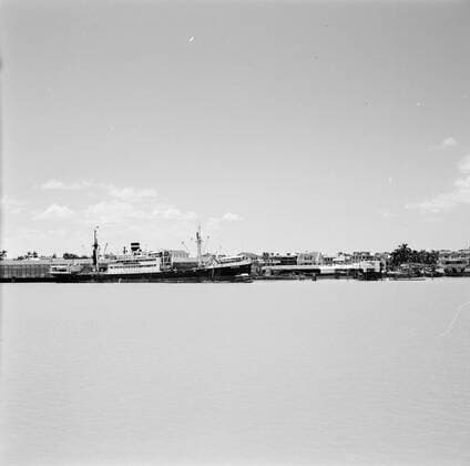 Poll photo collection. Netherlands Antilles and Suriname at the time of the royal visit of Queen Juliana and Prince Bernhard in 1955. Paramaribo to the Surinamer River, seen from the MS. Nestor. October 1, 1955. Paramaribo, Suriname Copyright: xpiemagsx pienatarchpart630102021-23044 !ACHTUNG AUFNAHMEDATUM GESCHÄTZT!