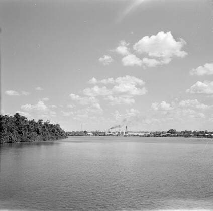 Poll photo collection. Netherlands Antilles and Suriname at the time of the royal visit of Queen Juliana and Prince Bernhard in 1955. The factory of the Billton Society at the Surinamer River, seen from the MS. Nestor. October 1, 1955. Suriname Copyright: xpiemagsx pienatarchpart630102021-23046 !ACHTUNG AUFNAHMEDATUM GESCHÄTZT!