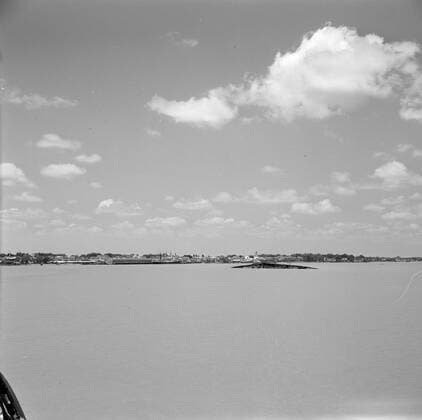 Poll photo collection. Netherlands Antilles and Suriname at the time of the royal visit of Queen Juliana and Prince Bernhard in 1955. Wreck of the Goslar in the port of Paramaribo in Suriname, seen from the MS. Nestor. October 1, 1955. Paramaribo, Suriname Copyright: xpiemagsx pienatarchpart630102021-23048 !ACHTUNG AUFNAHMEDATUM GESCHÄTZT!