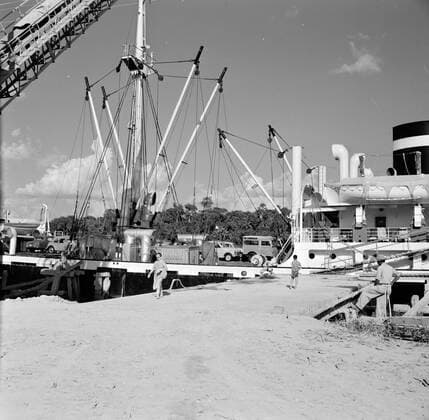 Poll photo collection. Netherlands Antilles and Suriname at the time of the royal visit of Queen Juliana and Prince Bernhard in 1955. Cargo ship the MS. Nestor in the port of Paramaribo. October 1, 1955. Netherlands Antilles, Suriname Copyright: xpiemagsx pienatarchpart630102021-23051 !ACHTUNG AUFNAHMEDATUM GESCHÄTZT!