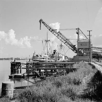 Poll photo collection. Netherlands Antilles and Suriname at the time of the royal visit of Queen Juliana and Prince Bernhard in 1955. Freight ship de ms. Nestor in the harbor at Paramaribo. October 1, 1955. Suriname Copyright: xpiemagsx pienatarchpart630102021-23055 !ACHTUNG AUFNAHMEDATUM GESCHÄTZT!
