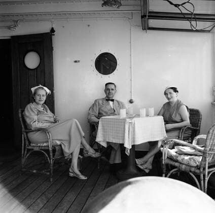Poll photo collection. Netherlands Antilles and Suriname at the time of the royal visit of Queen Juliana and Prince Bernhard in 1955. Company on board the MS. Nestor on the way to Suriname. From left to right Mrs. De Greve, probably Mr. Van Not and Mrs. Van De Poll. October 1, 1955 Copyright: xpiemagsx pienatarchpart630102021-23065 !ACHTUNG AUFNAHMEDATUM GESCHÄTZT!