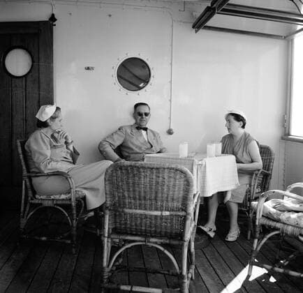 Poll photo collection. Netherlands Antilles and Suriname at the time of the royal visit of Queen Juliana and Prince Bernhard in 1955. Company on board the MS. Nestor on the way to Suriname. From left to right Mrs. De Greve, probably Mr. Van Not and Mrs. Van De Poll. October 1, 1955 Copyright: xpiemagsx pienatarchpart630102021-23067 !ACHTUNG AUFNAHMEDATUM GESCHÄTZT!