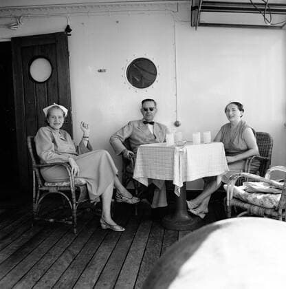Poll photo collection. Netherlands Antilles and Suriname at the time of the royal visit of Queen Juliana and Prince Bernhard in 1955. Company on board the MS. Nestor on the way to Suriname. From left to right Mrs. De Greve, probably Mr. Van Not and Mrs. Van De Poll. October 1, 1955 Copyright: xpiemagsx pienatarchpart630102021-23068 !ACHTUNG AUFNAHMEDATUM GESCHÄTZT!