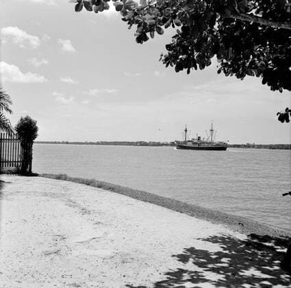 Poll photo collection. Netherlands Antilles and Suriname at the time of the royal visit of Queen Juliana and Prince Bernhard in 1955. The MS. Nestor on the Surinamer River at Paramaribo. October 1, 1955. Paramaribo, Suriname Copyright: xpiemagsx pienatarchpart630102021-23116 !ACHTUNG AUFNAHMEDATUM GESCHÄTZT!