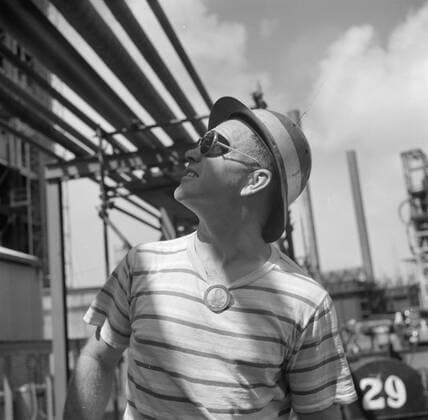 Poll photo collection. Travel to Suriname and the Netherlands Antilles. A supervisor at the Lago oil refinery in San Nicolas on Aruba. 1947. Aruba, San Nicolas Copyright: xpiemagsx pienatarchpart630102021-26861 !ACHTUNG AUFNAHMEDATUM GESCHÄTZT!