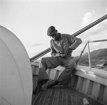 Poll photo collection. Travel to Suriname and the Netherlands Antilles. A sailor from the ship Blue Peter on the way to Saba. 1947. Netherlands Antilles, Saba Copyright: xpiemagsx pienatarchpart630102021-26930 !ACHTUNG AUFNAHMEDATUM GESCHÄTZT!